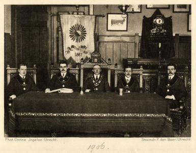 106701 Groepsportret van de senaat van het Utrechtsch Studentencorps (U.S.C.) van het jaar 1906/07: E.C. Labouchère, ...